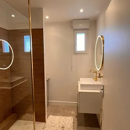2 Dans Avec Piscine Et Parking Appartement *