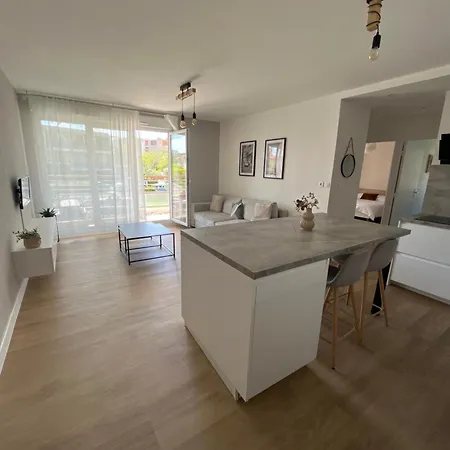 Appartement 2 Dans Avec Piscine Et Parking