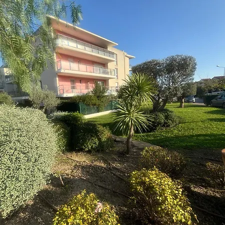 2 Dans Avec Piscine Et Parking * La Ciotat